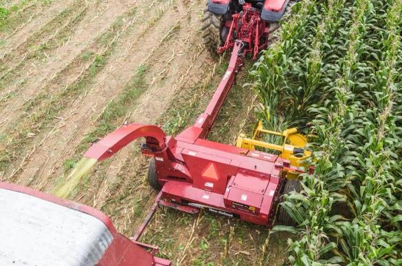 Schleppmähdrescher mit Horning-Körnerprozessor und zweireihigem rotierenden Maispflücker